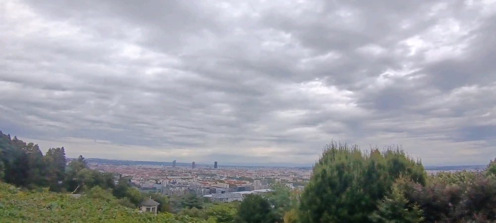 Ciel nuageux à Lyon/ bon week-end 🙂