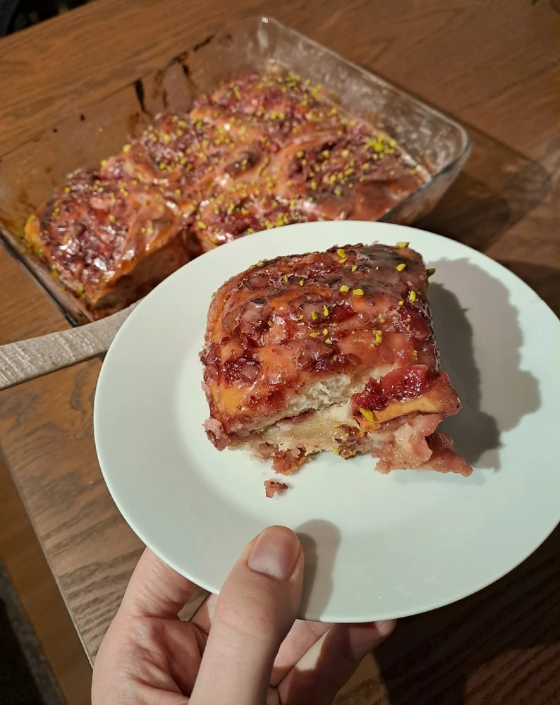Erdbeerhefeschnecken mit Pistazien 🍓🥜🐌
