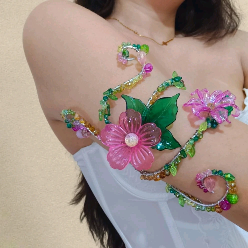 her artworks too 🌺🍃🙂‍↔️