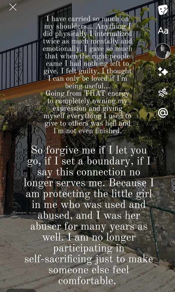 GIF tso los ntawm Meilė