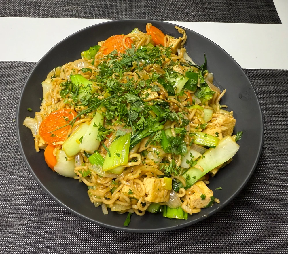 Gebratene Nudeln mit Tofu und Gemüse (Chow Mein)
