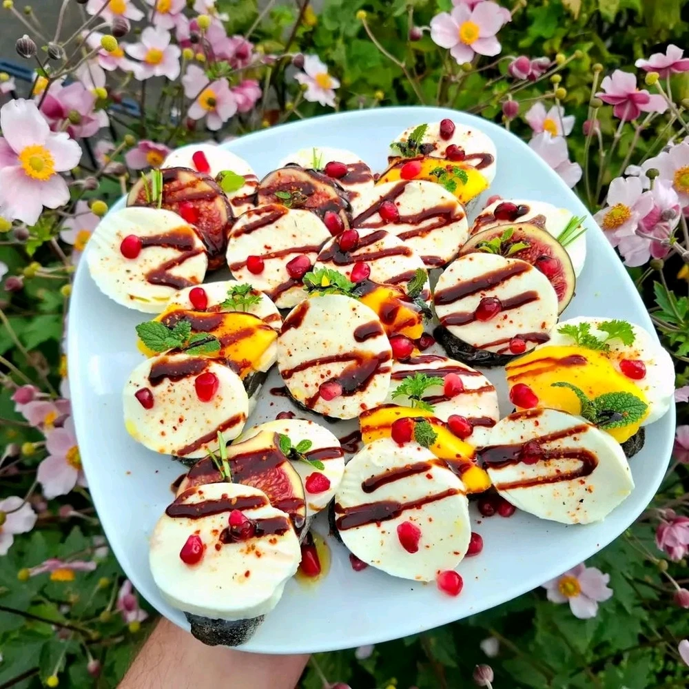 Schwarze🖤 Cranberrybaguette Feigen/Mangomozzarella🥭🧀- Schnittchen mit Granatapfelkernen, Kräutern🌿 und Granatapfelbalsamico