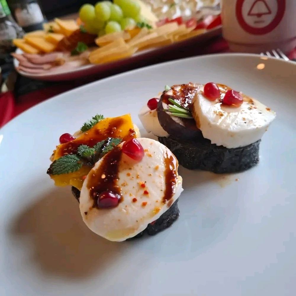 Schwarze🖤 Cranberrybaguette Feigen/Mangomozzarella🥭🧀- Schnittchen mit Granatapfelkernen, Kräutern🌿 und Granatapfelbalsamico