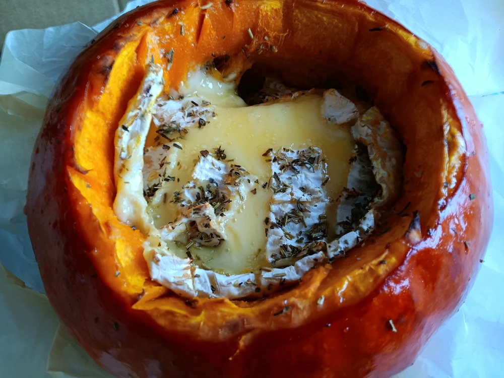 Camembert rôti dans un potimarron