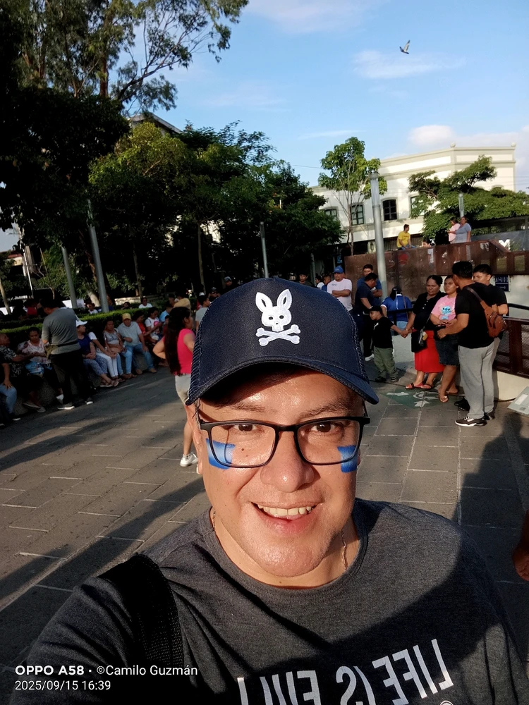 GIF tso los ntawm Camilo Guzmán