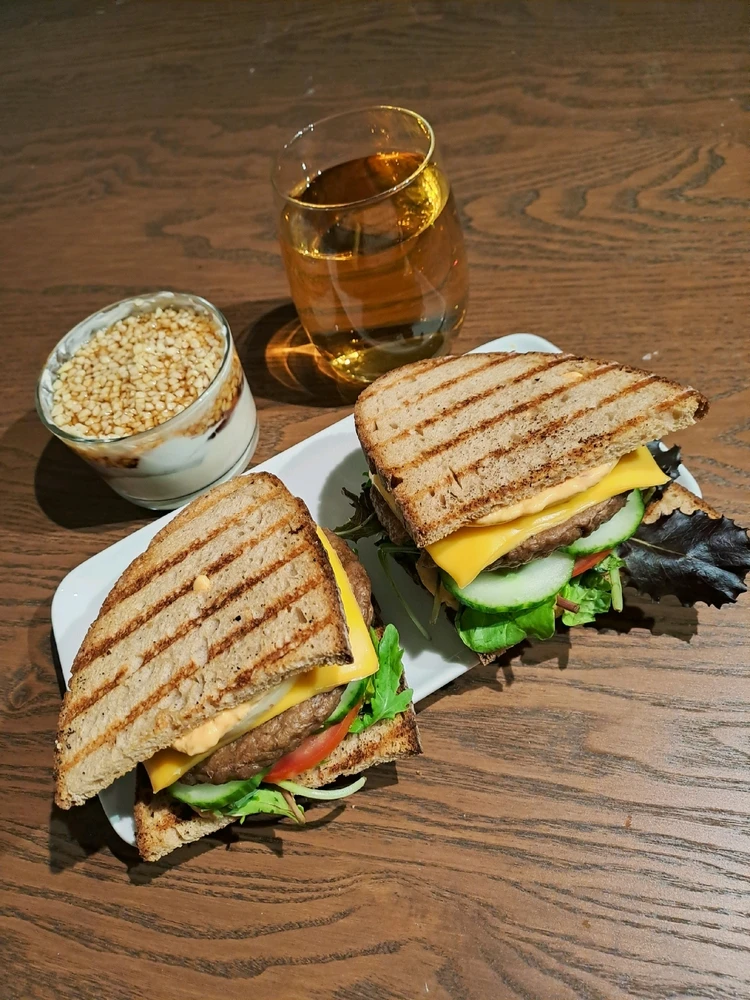Wenn hrad keine Brötchen zur Habd sind muss das gute alte Brot herhalten 🍔