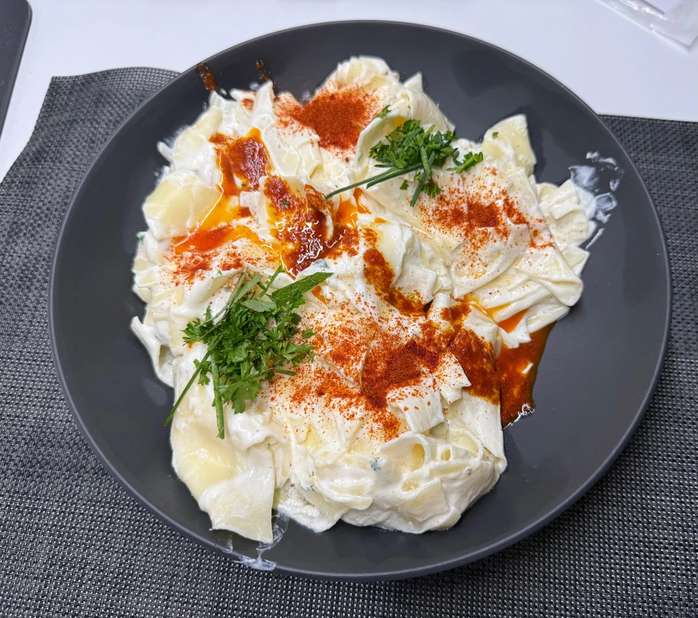 Quarknudeln mit saurer Sahne, Butter und frischen Kräutern