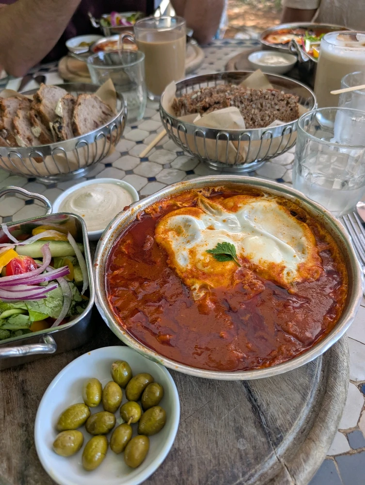 GIF gi-upload ni Aviv