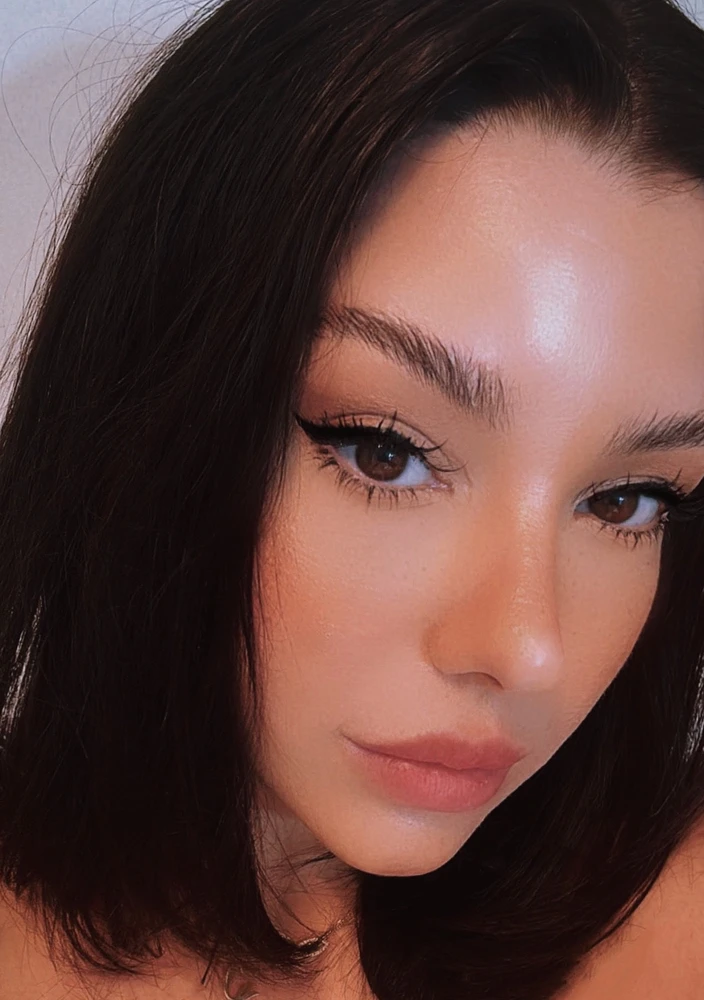 GIF na in-upload ni Natalie