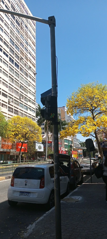 Contraste nas ruas de Goiânia.