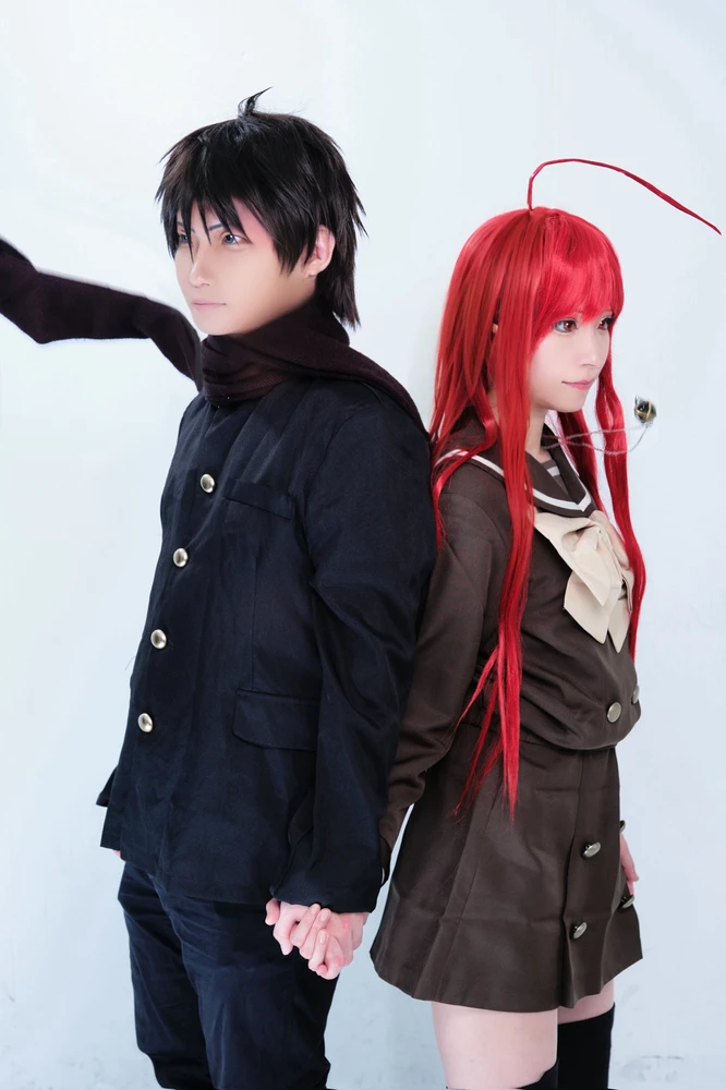 Un 5 de octubre de 2005 se estrenaba el anime Shakugan no Shana, marcando el inicio de una de las sagas más recordadas de la vieja escuela de los 2000.
Protagonizada por Shana y Yuji, la serie destacó por su acción, romance y universo lleno de misterio.