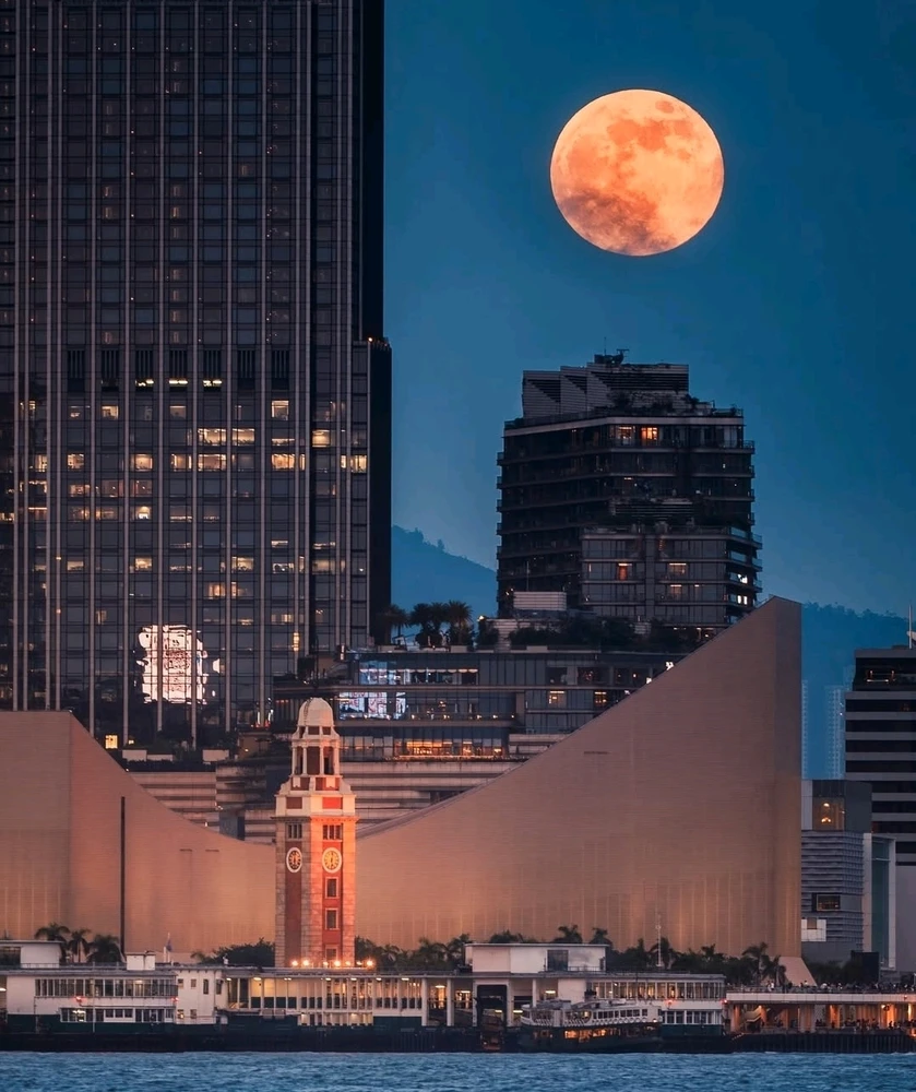 Hong Kong Tonight's  Full Moon... 

🎑🌕🌝🥮🎏🎐
