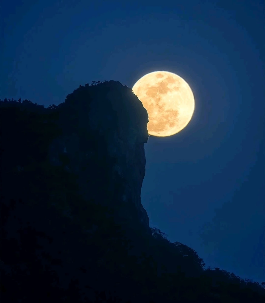 Hong Kong Tonight's  Full Moon... 

🎑🌕🌝🥮🎏🎐