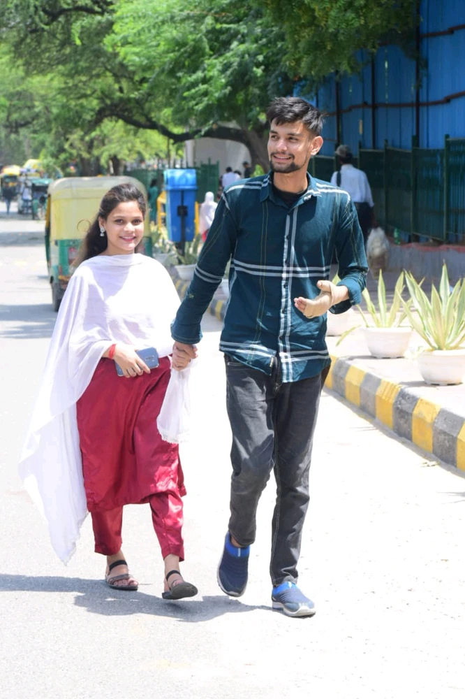 GIF na in-upload ni Suraj Yadav