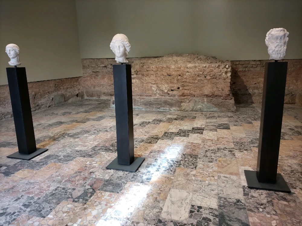 Dettaglio di un busto tengo nella sella a sinistra