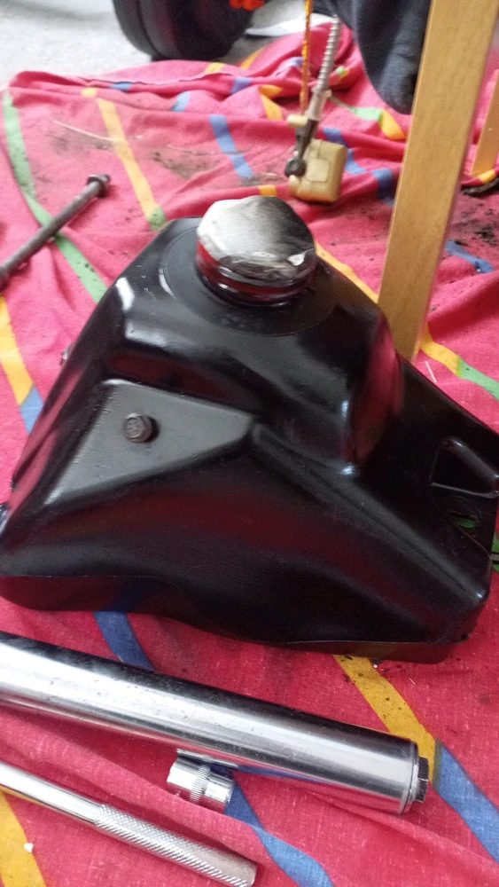 Petrol tank with one layer of black