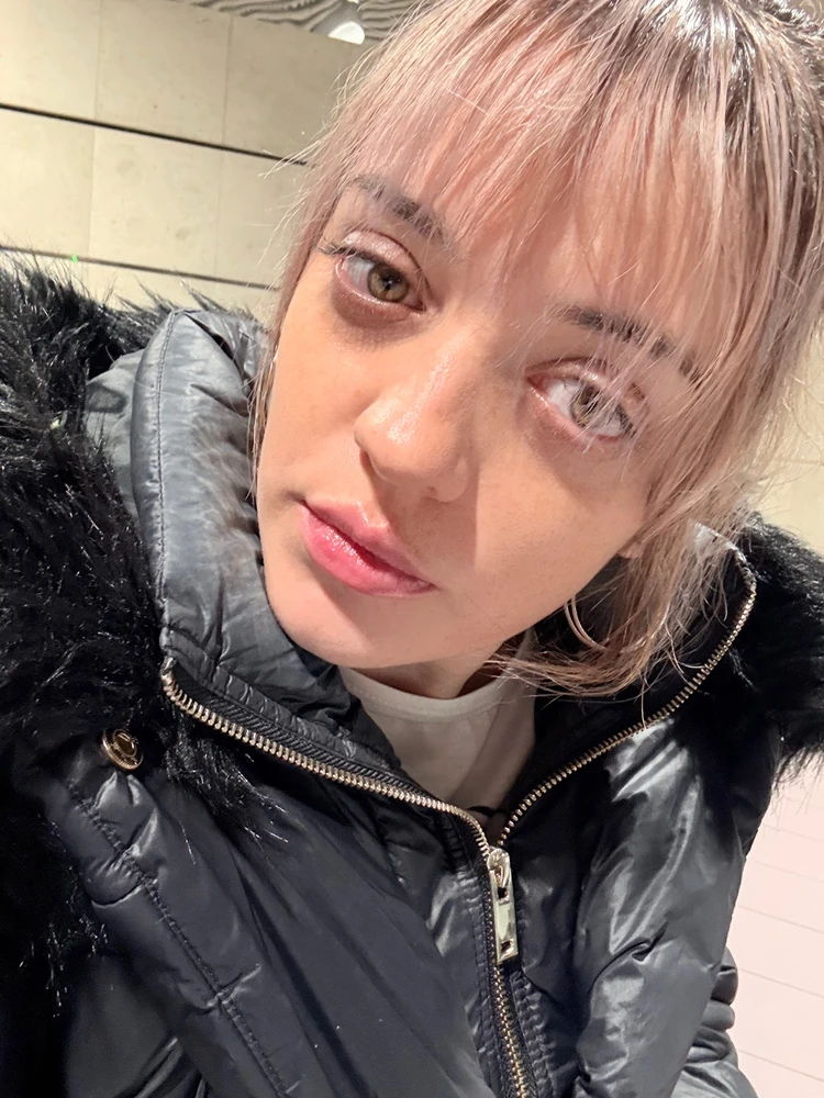 GIF na in-upload ni Danii