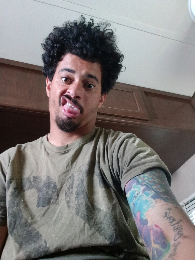 GIF tso los ntawm Danniel house