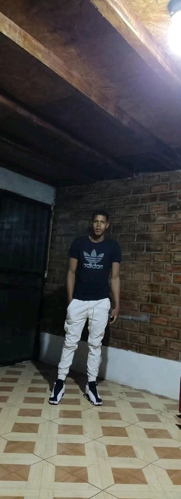 Hola ☺️ tal vez no tendré el mejor físico pero considero que tengo algo que vale más que eso
Soy trabajador, atento, respetuoso, detallista, carismático qué entrega todo sin miedo a perder 🥺 y eso vale más que cualquier cara bonita 😎 intento conocer alguien y concretar algo bonito mido 1.80cm