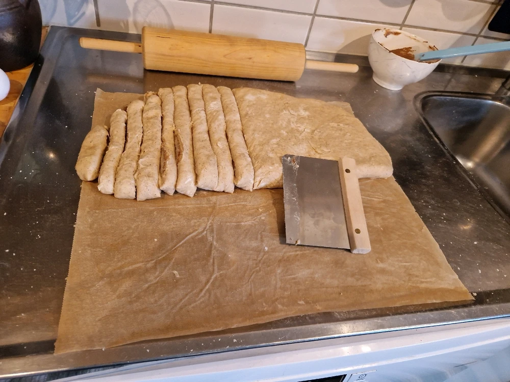 Today I made some cinnamon buns and I'm very happy with how they turnt out~ 🥰🤤