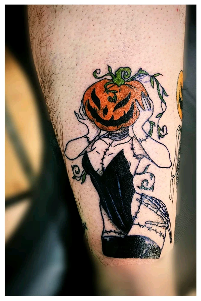 La femme à la tête de citrouille qui vien rejoindre son squelette 🎃