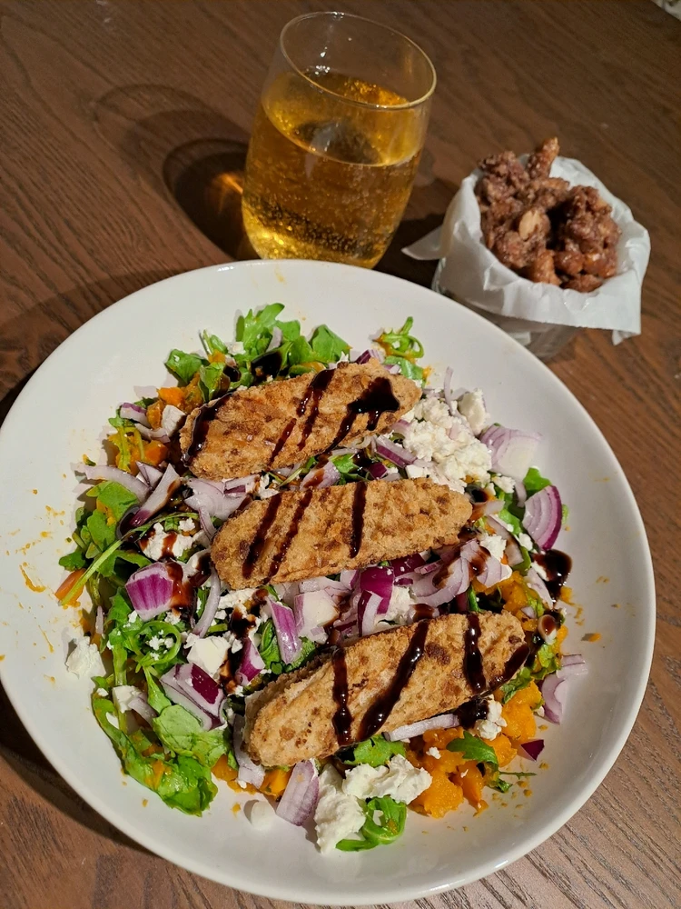 Kürbis-Rucolasalat unf gebrannte Nüsse