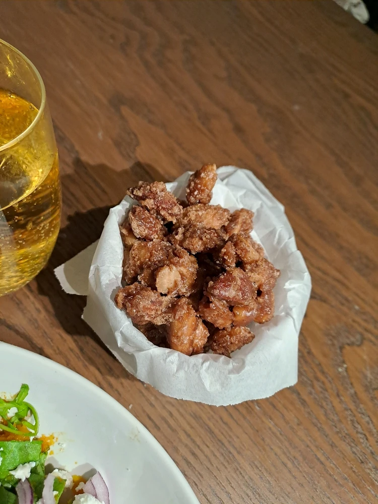 Kürbis-Rucolasalat unf gebrannte Nüsse