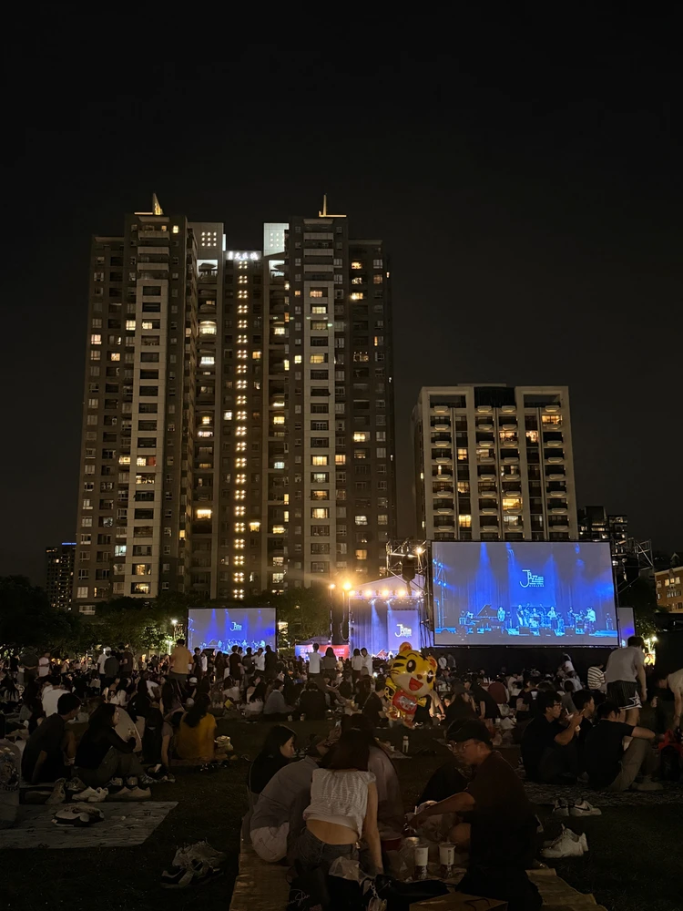 聽著音樂喝著酒又是愉快的一天