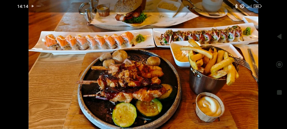 Na wäre das was für euch hänchenspieße,Burger und Sushi sogar ziemlich gutes