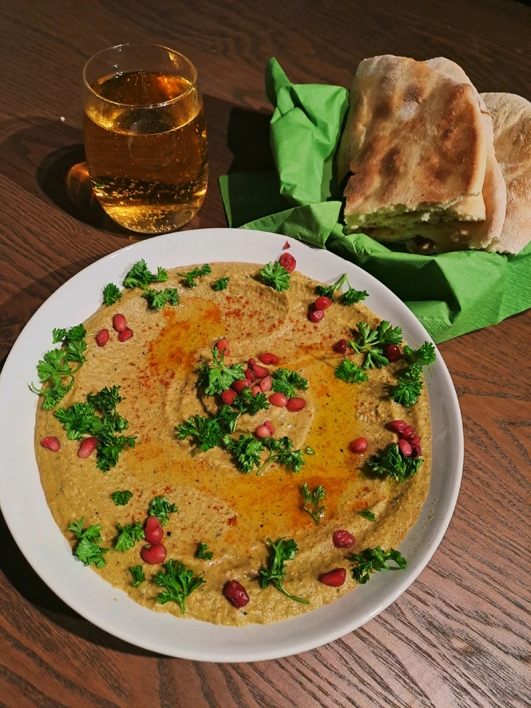 Hummus-Teller mit Laffa(?)-Brot
