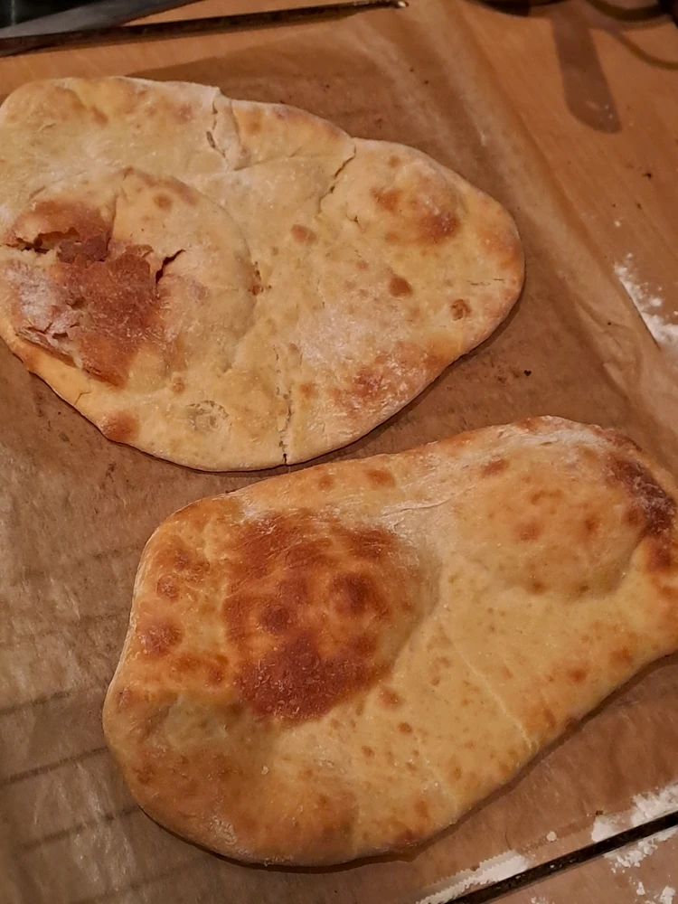 Hummus-Teller mit Laffa(?)-Brot