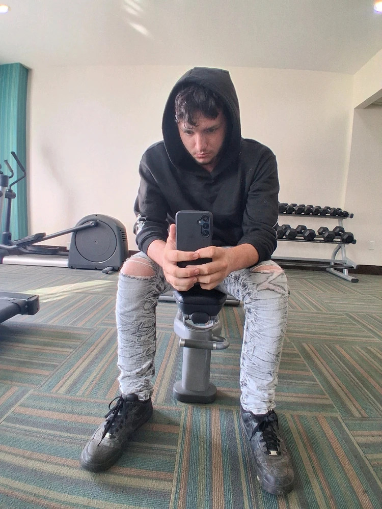 Gi-upload ni Daniel Jones ang hulagway