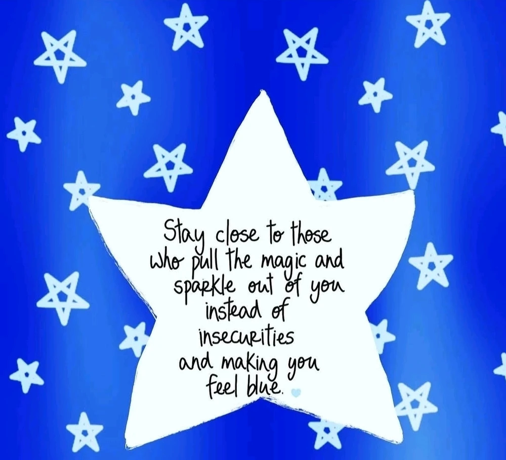 Stay close to people who feel like
sunshine...
Stay close to those who inspire you...
Stay close to your people...
People who raise you...
Those who believe in you...
Friends who have your back...

🌻🌿🤝🌎👫💕✨️🌈☘️🌸💫💝