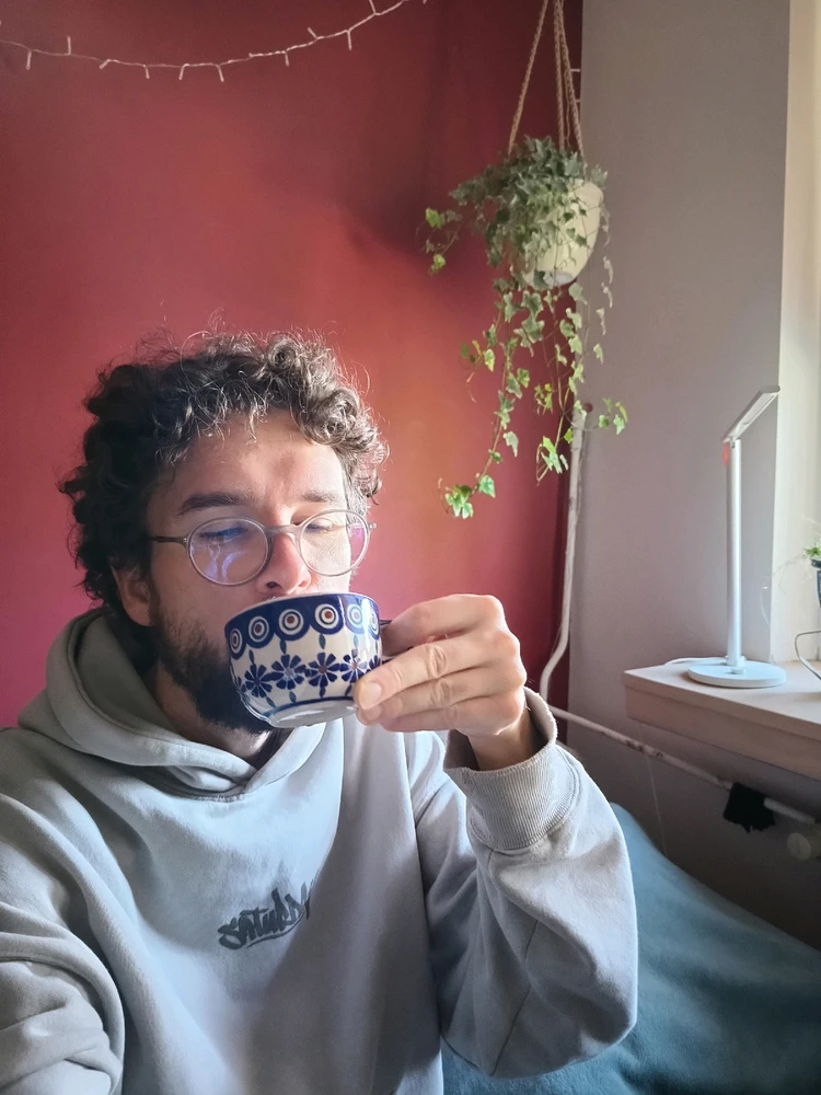 Piję kawę z porcelanowej filiżanki 