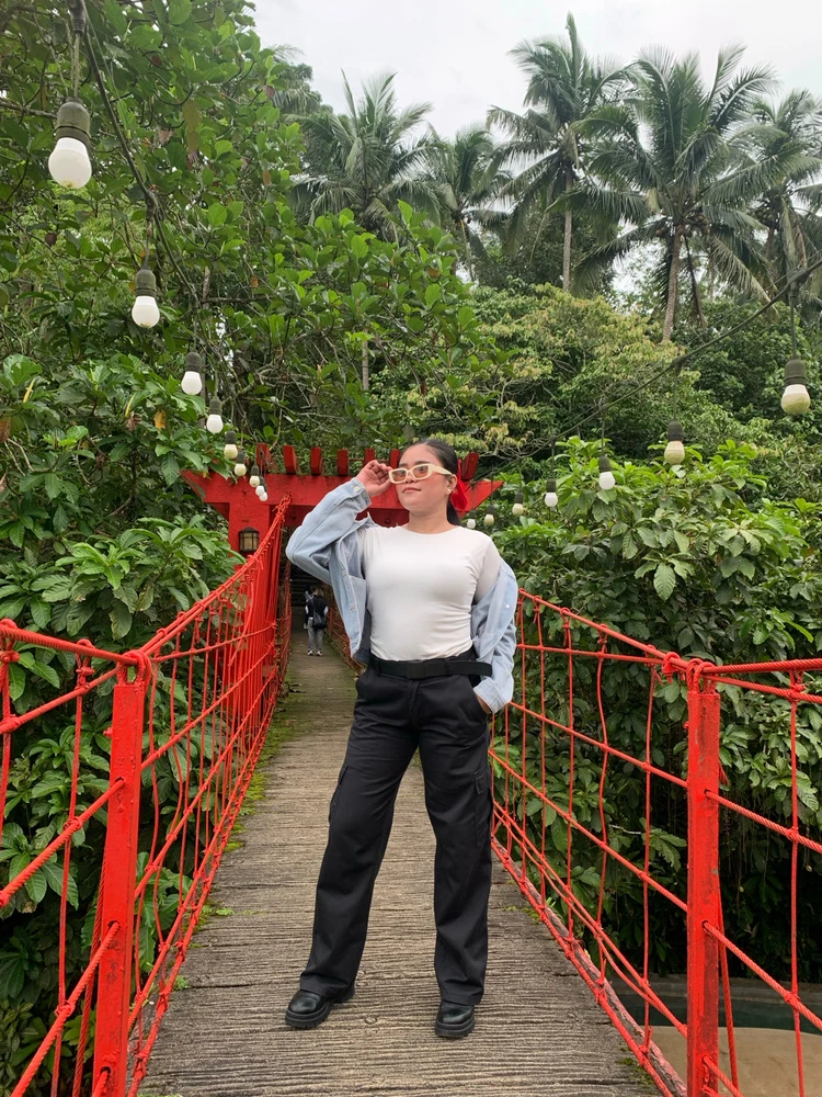 I-upload ni Angeline Lee ang larawan