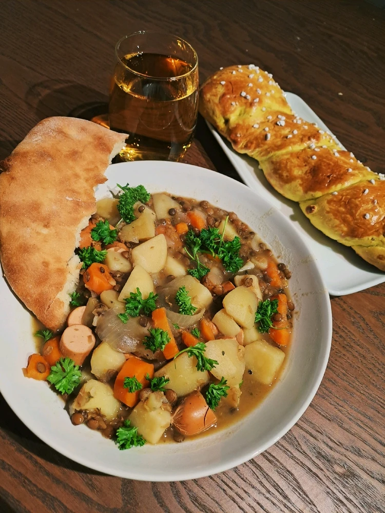 Eintopf und ein völlig normal gelber Hefezopf👀