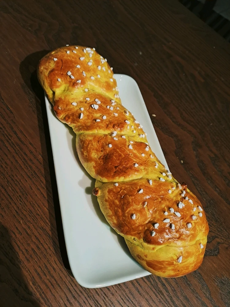 Eintopf und ein völlig normal gelber Hefezopf👀