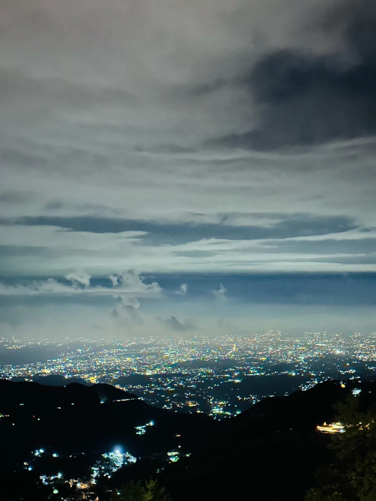 GIF na in-upload ni Avi