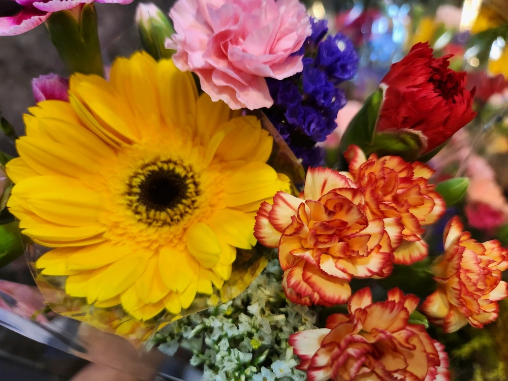 Stay positive... Stay strong... Stay 
humble... Shine bright! No matter 
how much darkness you are 
surrounded by... 💖✨️

🌻🪻🌼🌷🌺⚘️🌸