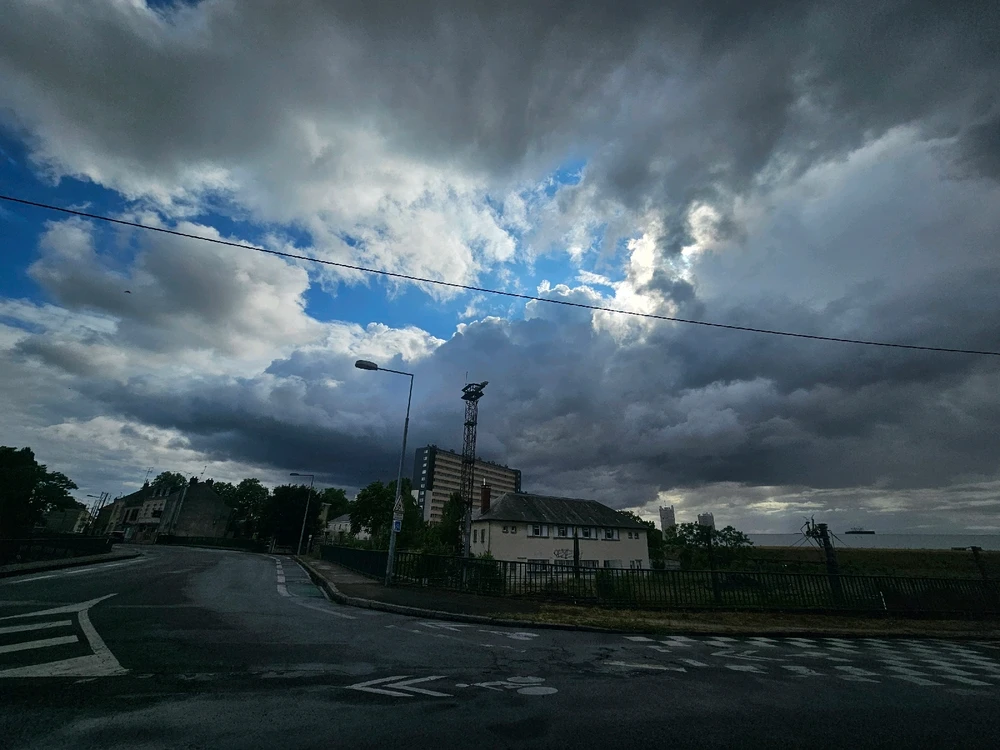 Alalal... après un week-end de 4h, on entame une semaine de 2 mois... triste vie...
Bonne semaine à vous.