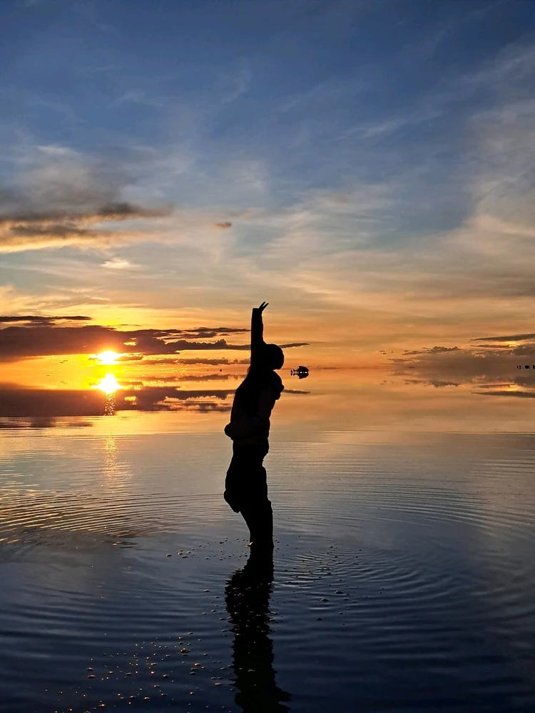 De los momentos que más disfruto en la vida es conocer nuevos lugares, y más si están rodeados de naturaleza. Les comparto una foto de mi viaje al salar de Uyuni.