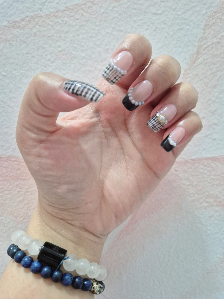 Tweed-inspired nails 💅