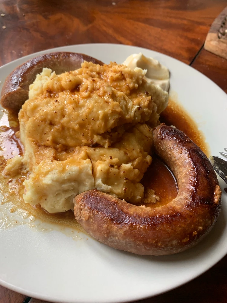 Saucisses paysanne, purée, sauce moutarde