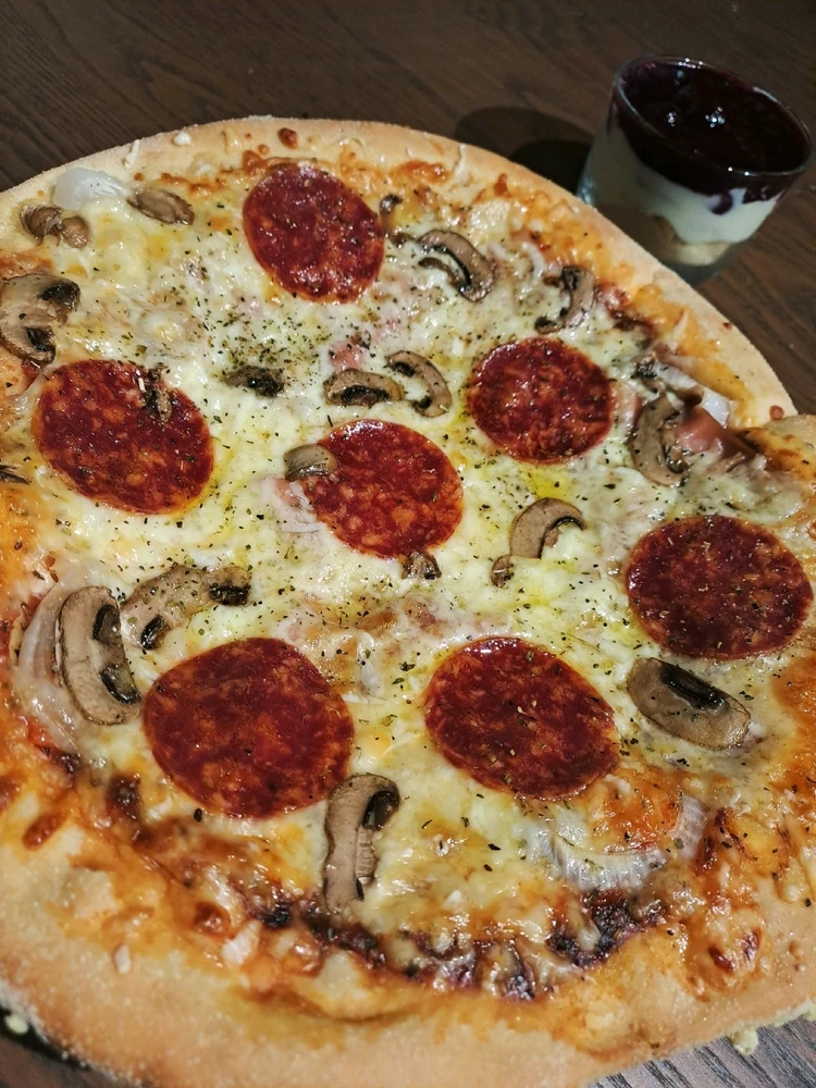 Pizza und Mascarpone mit Blaubeeren