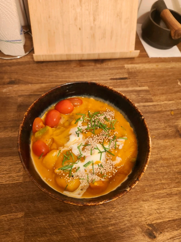 Heute gibt,s Kürbis Suppe mit Kartoffeln und Gemüse Stücken, wünsche euch allen einen guten Hunger 🤤