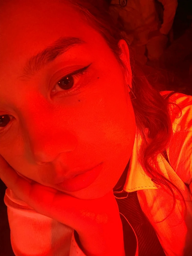 GIF gi-upload ni Leigh