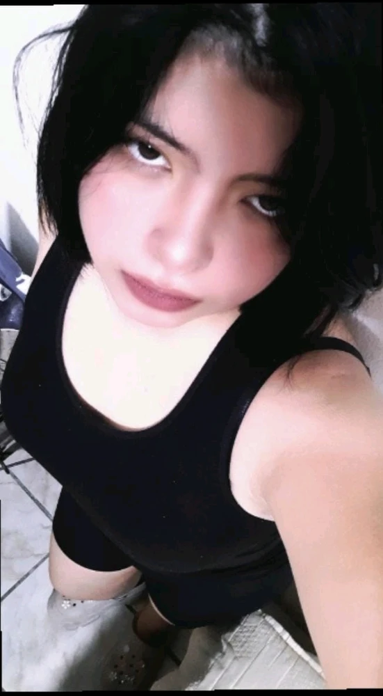 Si el no me ama no soy bonita/ If he doesn't love me, I'm not pretty.