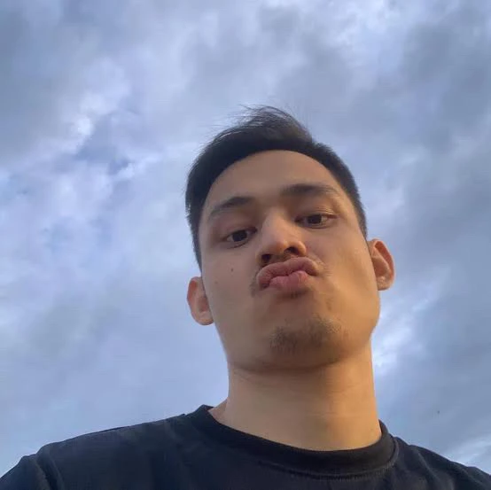 I-upload ni Mia ang larawan