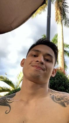 I-upload ni Mia ang larawan