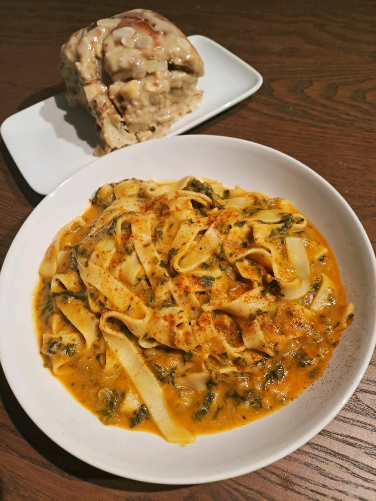 Kürbiscremesuppe mit Spinat und Nudeln
Apfel-Zimtschnecken 🐌🍎